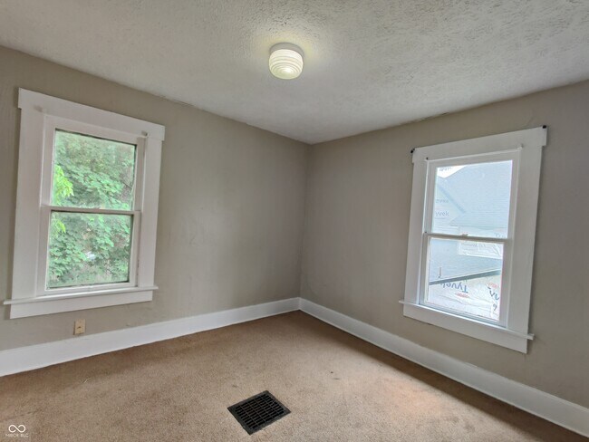 Building Photo - 512 W Taylor St