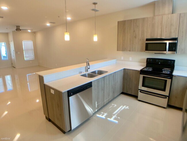 Building Photo - 3 br, 2.5 bath Townhome - 508 Newport Ave ...