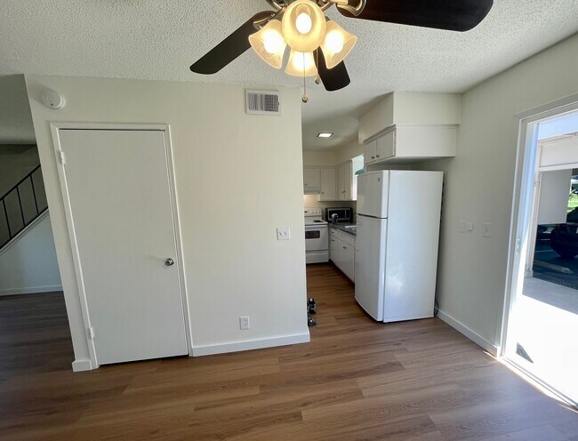 Comedor con vista a la despensa y la cocina. - 9856 Continental Dr