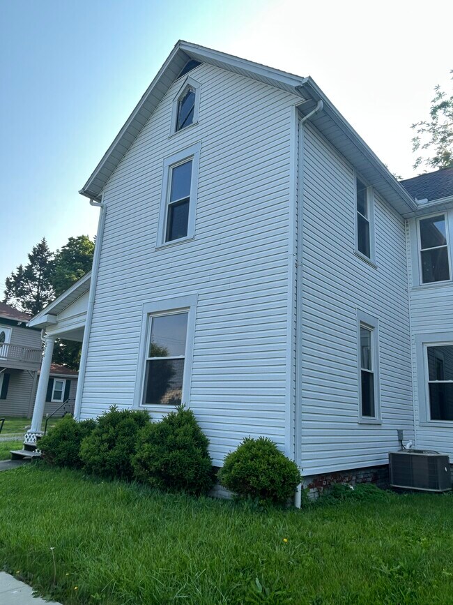 Building Photo - 210 S Plum St