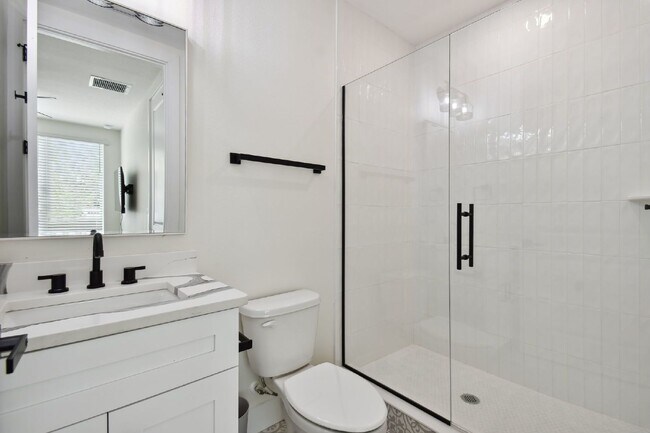 Foto del edificio - Luxurious 3 Bedroom Condo with Spacious Layout and Prime Location in Tampa, FL!