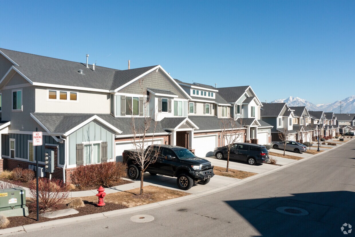 Foto principal - 11861-11881 S Rushmore Park Ln