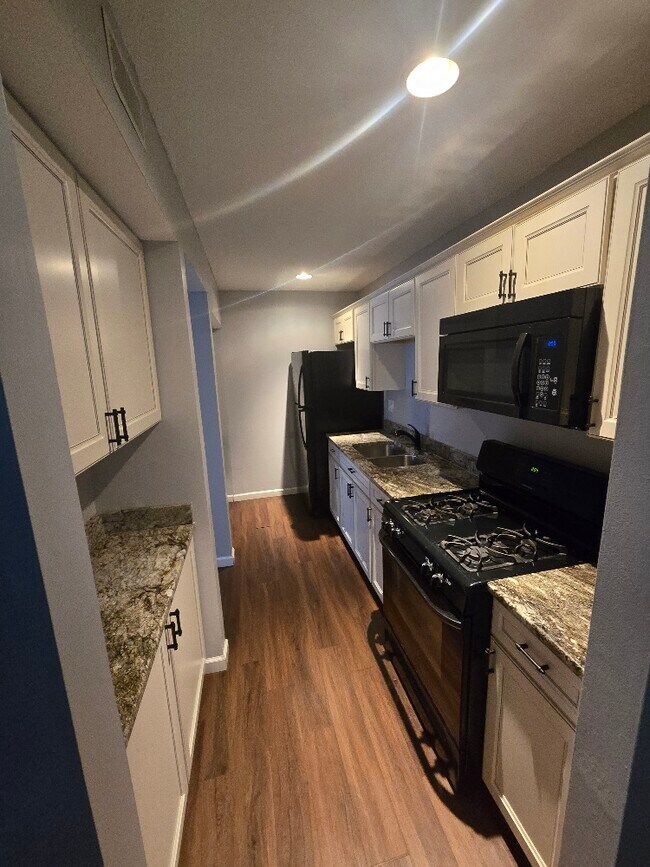 Building Photo - 4V S Fernwood Dr