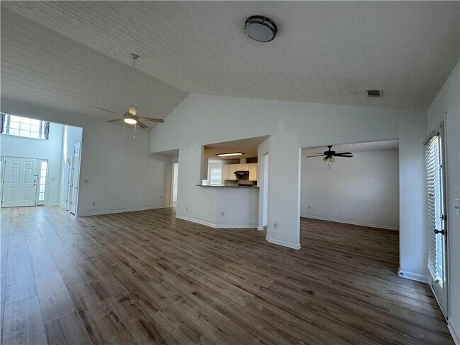 Foto del edificio - 3720 Crescent Walk Ln NE