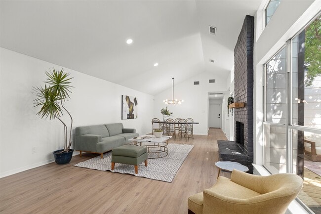 Building Photo - 2019 Wilcrest Dr