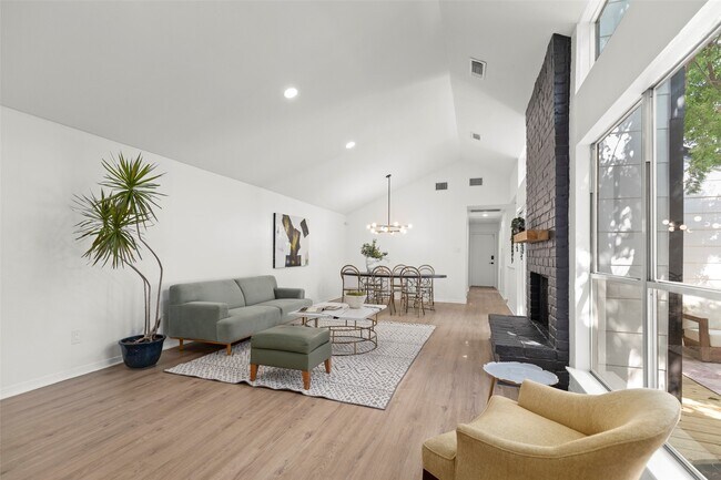 Foto del edificio - 2019 Wilcrest Dr