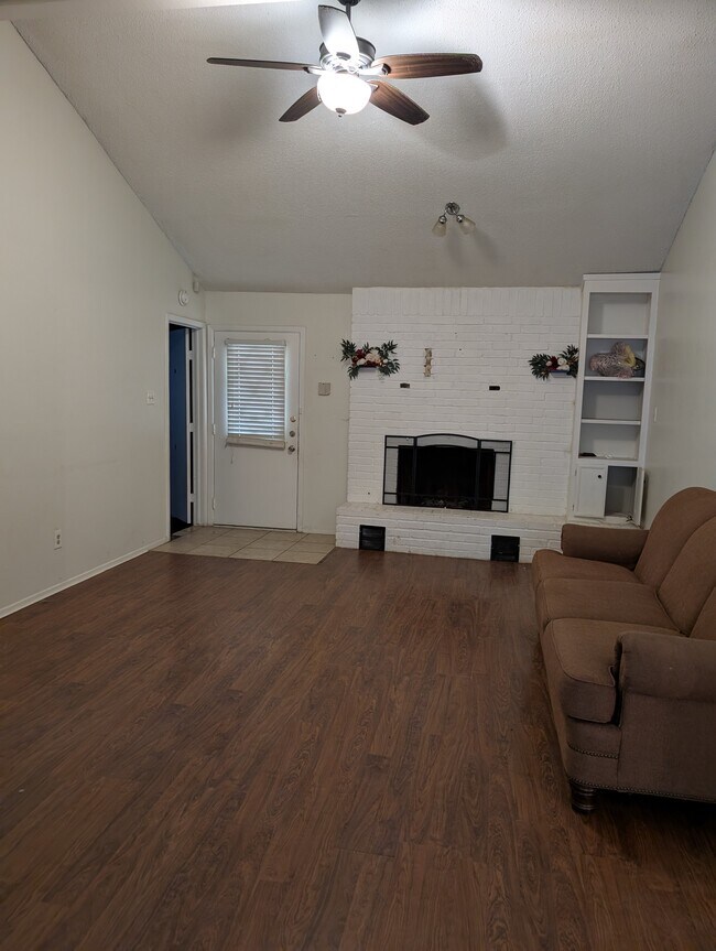 Building Photo - 419 Meadowcreek Cir