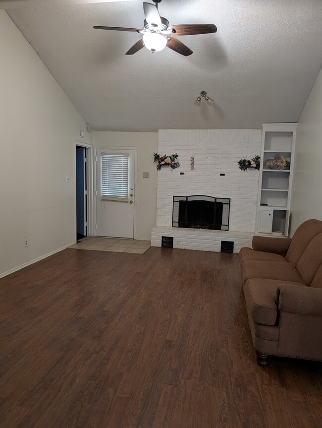 Foto del edificio - 419 Meadowcreek Cir