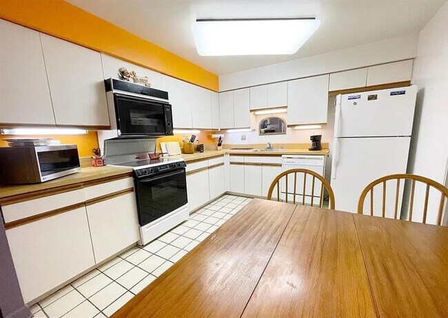 Building Photo - Well Maintained 2 Bedroom Condo Unit