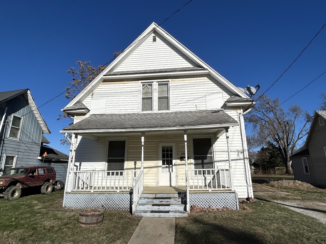 Primary Photo - 206 S H St