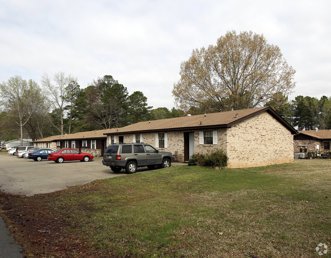 Primary Photo - North Pinewood Apartments