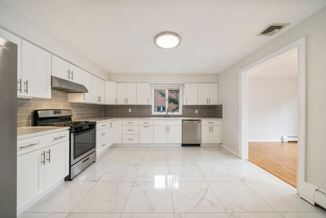 Building Photo - 422 3rd St