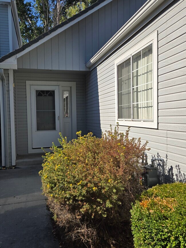 Foto del edificio - 1028 Aspen Grove Cir