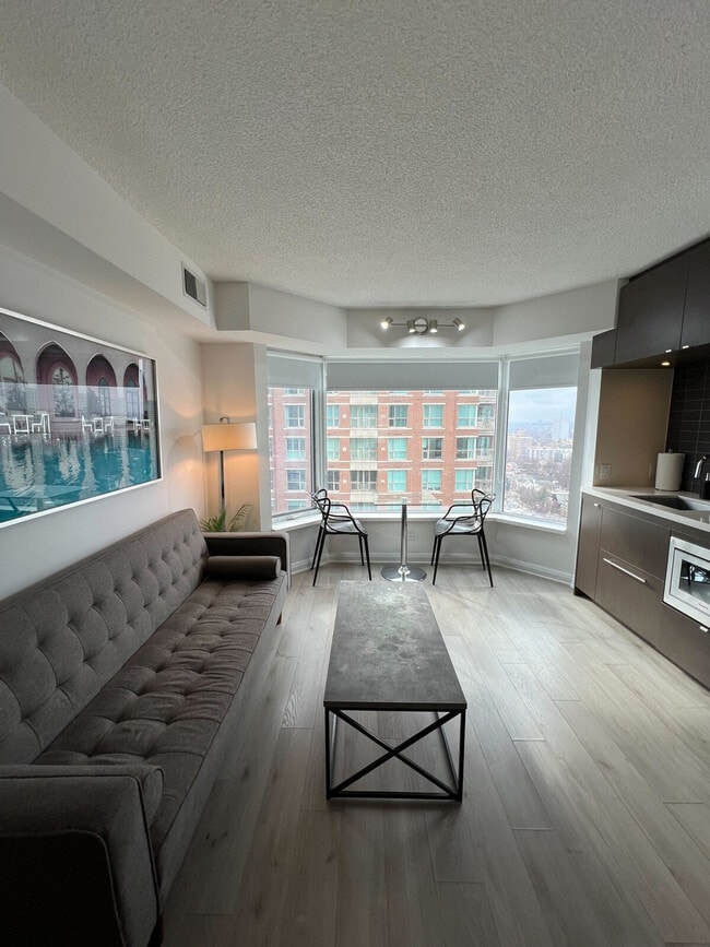 Building Photo - 150 Bloor St W