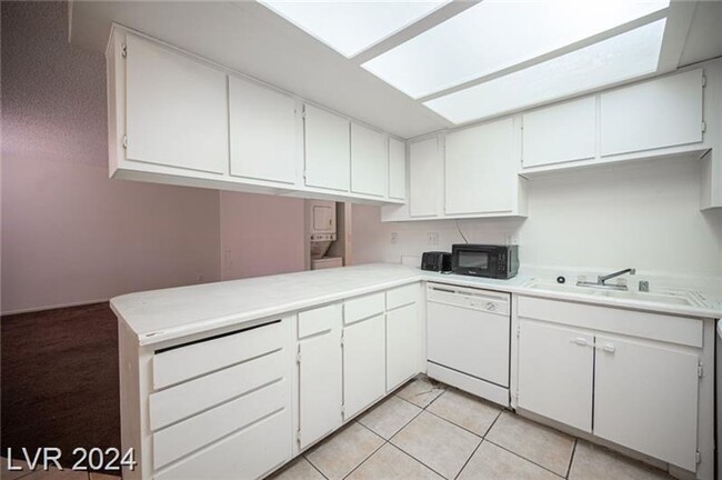 Building Photo - Beautiful 2 bedroom - 2 bath condo in Crai...