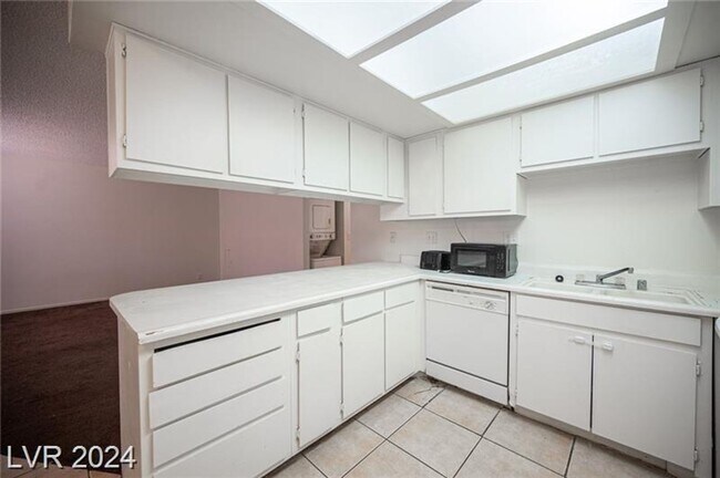 Building Photo - Beautiful 2 bedroom - 2 bath condo in Craigmont Villas