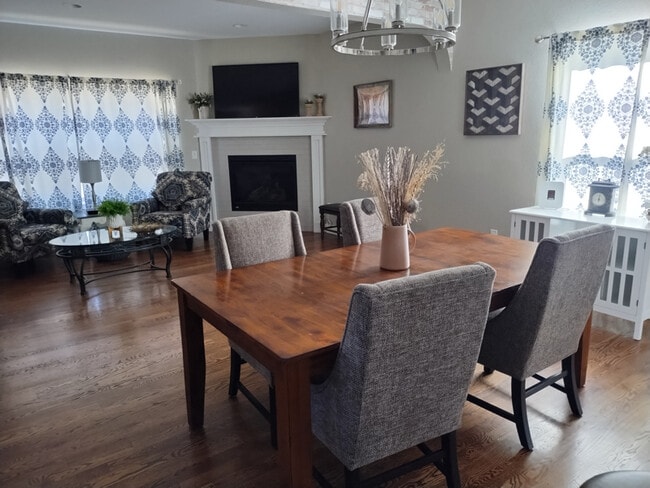 Building Photo - 208 Custer Ave