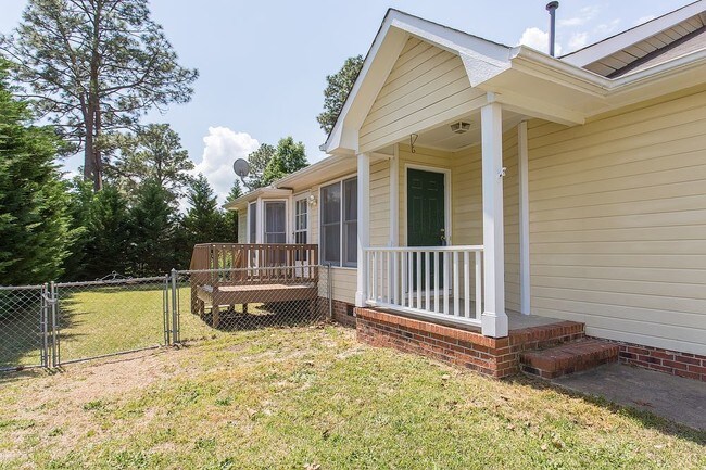 Building Photo - Adorable home with natural privacy