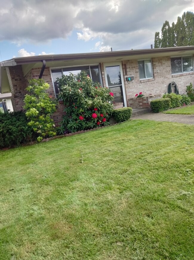 Well maintained triplex - 1212 9th Ave NW