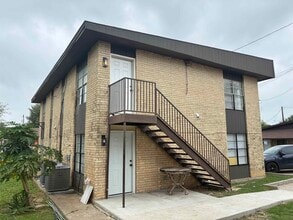 Building Photo - 705 Bustamante St