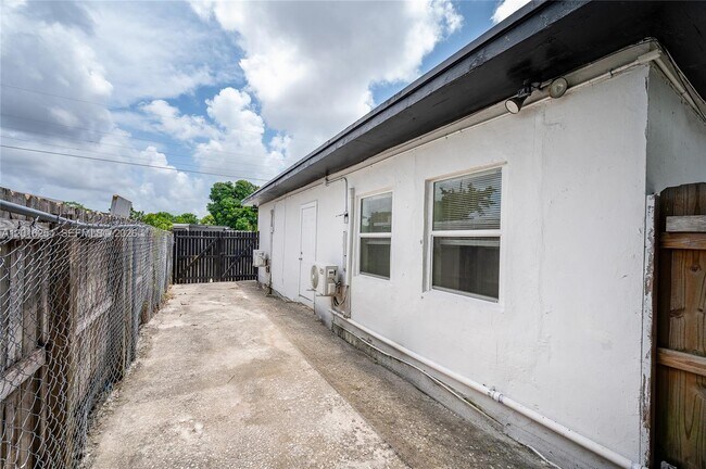 Foto del edificio - 9050 NW 31st Ave
