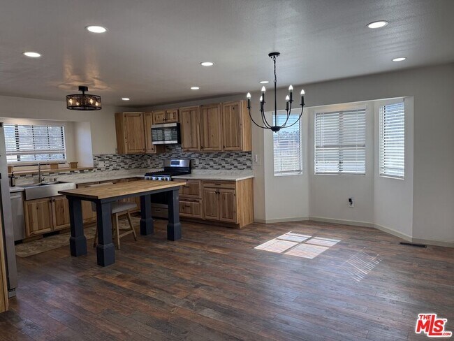 Foto del edificio - 47041 Pioneer Town Rd