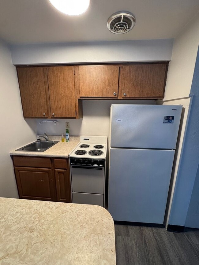 Building Photo - Moon Twp - 1 Bed 1 Bath - Tree Top Manor