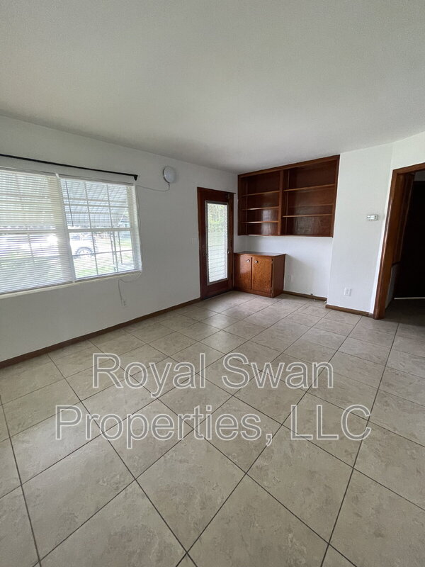 Building Photo - 1047 Pineview Pl