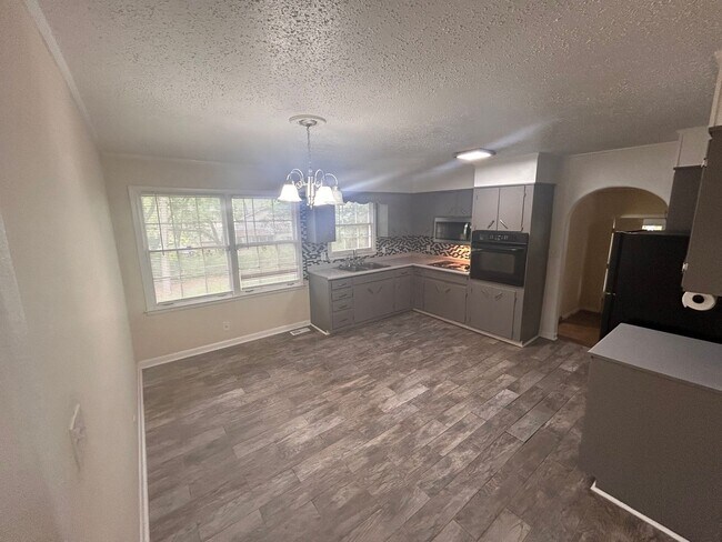 Foto del edificio - Beautiful 3 BED- 2BA with bonus room fenced in yard