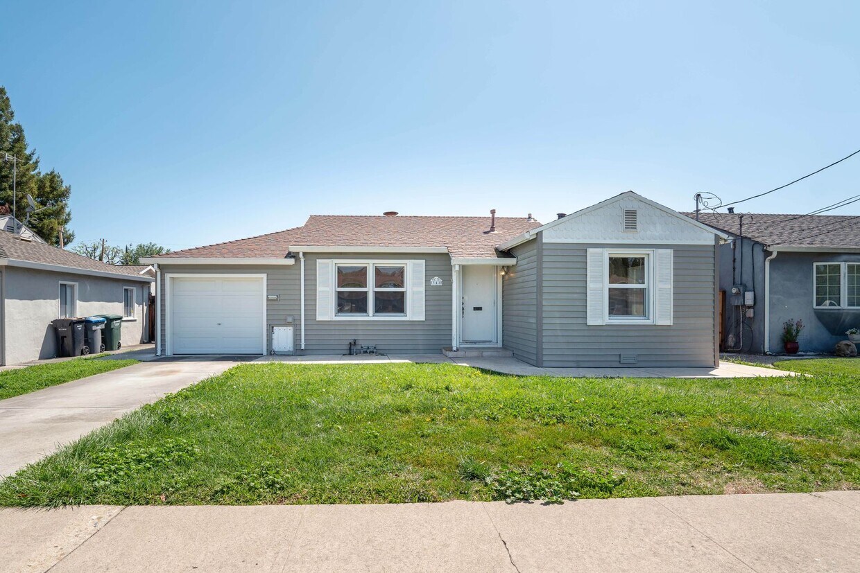 Foto principal - Single story 2 bedroom house with LARGE YA...