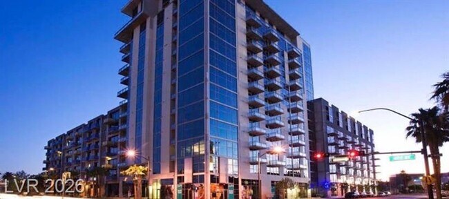 Foto del edificio - Gorgeous Views! Fully Furnished Modern loft-style