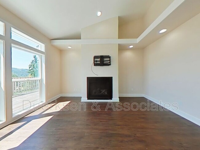 Building Photo - 523 Coastal View Dr