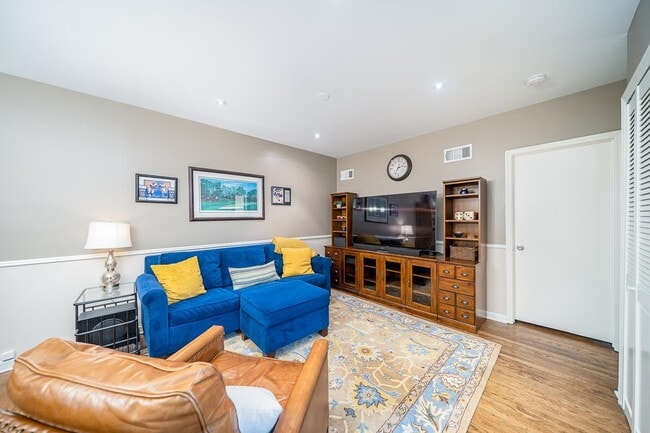 Building Photo - 360 1st St