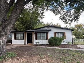 Building Photo - 204 Live Oak Ln