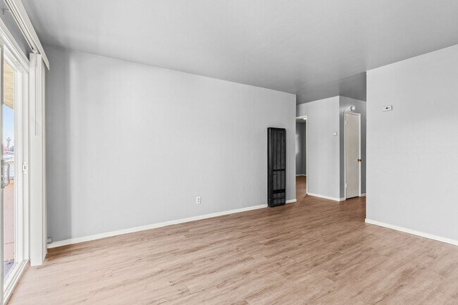 Foto del edificio - Utilities Included! Fully Renovated 2 Bed w/ Private Balcony & Included Parking