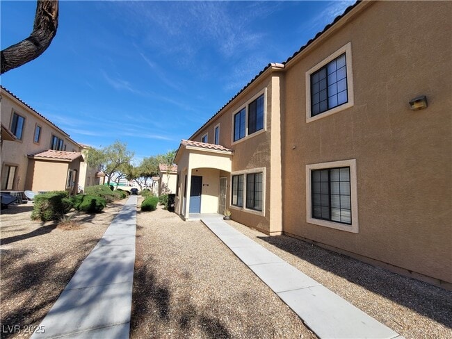 Building Photo - 2151 Hussium Hills St