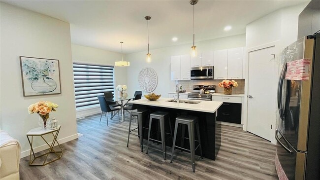 Building Photo - 63 Glenella Gdns