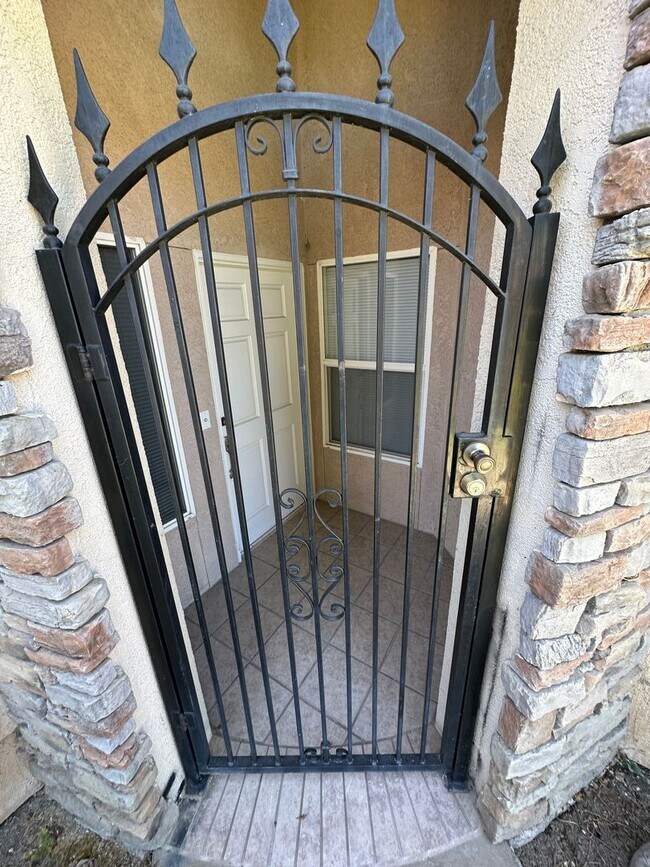 Building Photo - Elegant 3-Bedroom Home in Seven Oaks