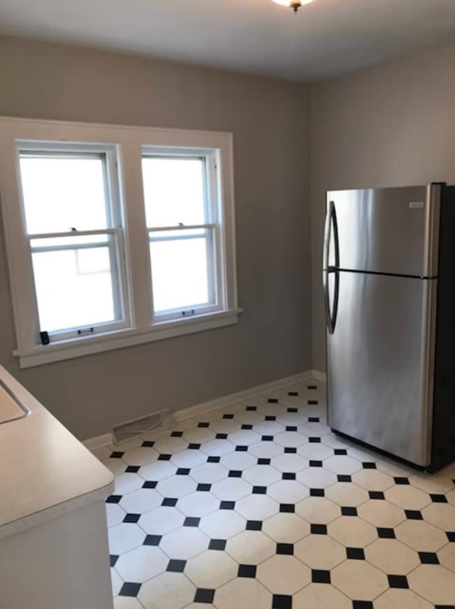 kitchen - 3221 S Springfield Ave