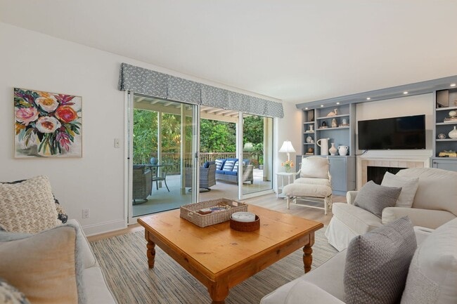 Foto del edificio - This is the kind of Montecito rental people quietly hope never hits the market.