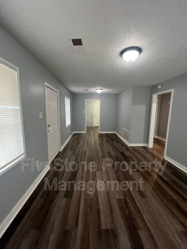 Building Photo - 1300 Robin Hood Ln