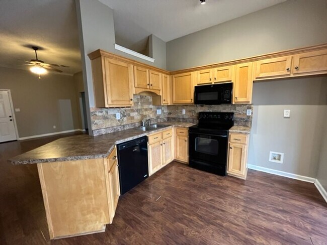 Building Photo - Renovated 3 Bedroom 2 Bath Home for Rent with 2 Car Garage!
