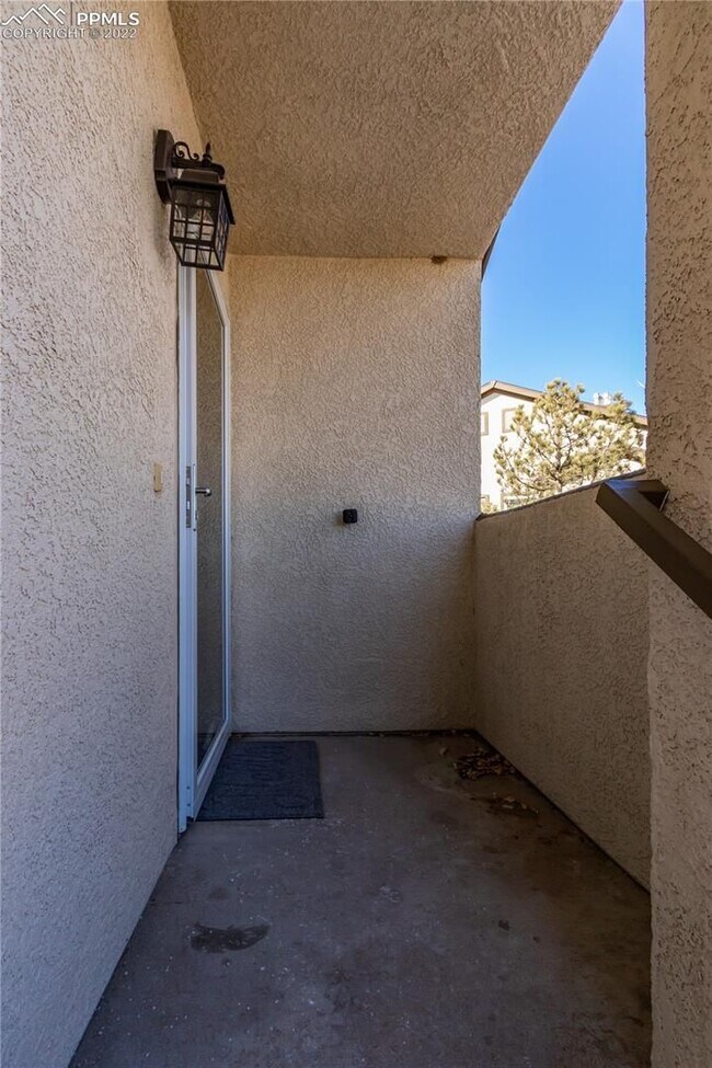 Foto del edificio - Maintenance free 2 bedroom, 2 full bath condo! Upper unit