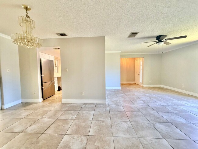 Building Photo - Spacious Home with Large Yard and Central Location! Close to Major Shopping and Dining!