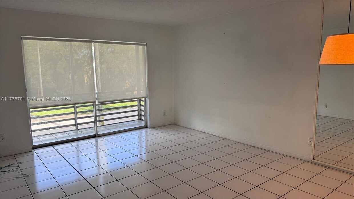 Foto principal - 20201 NE 29th Ct