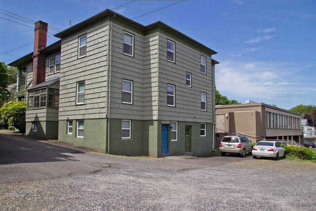 Building Photo - Studio unit in SW Portland
