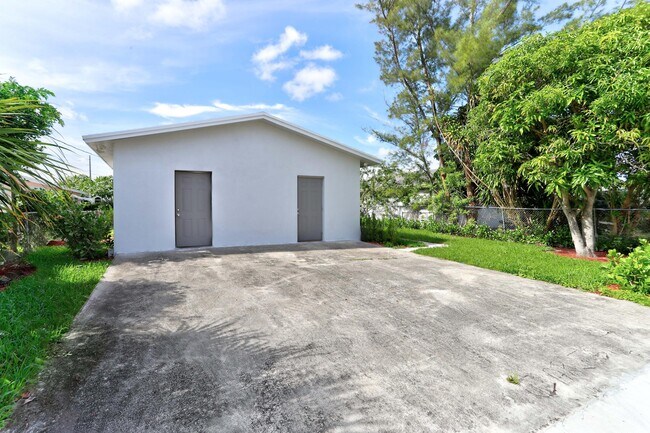 Building Photo - 43 SW 11th Ave