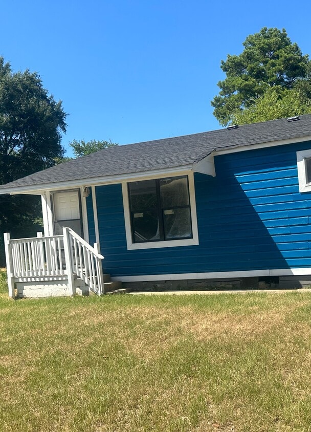 Foto principal - 2 Bed 1 Bath - House