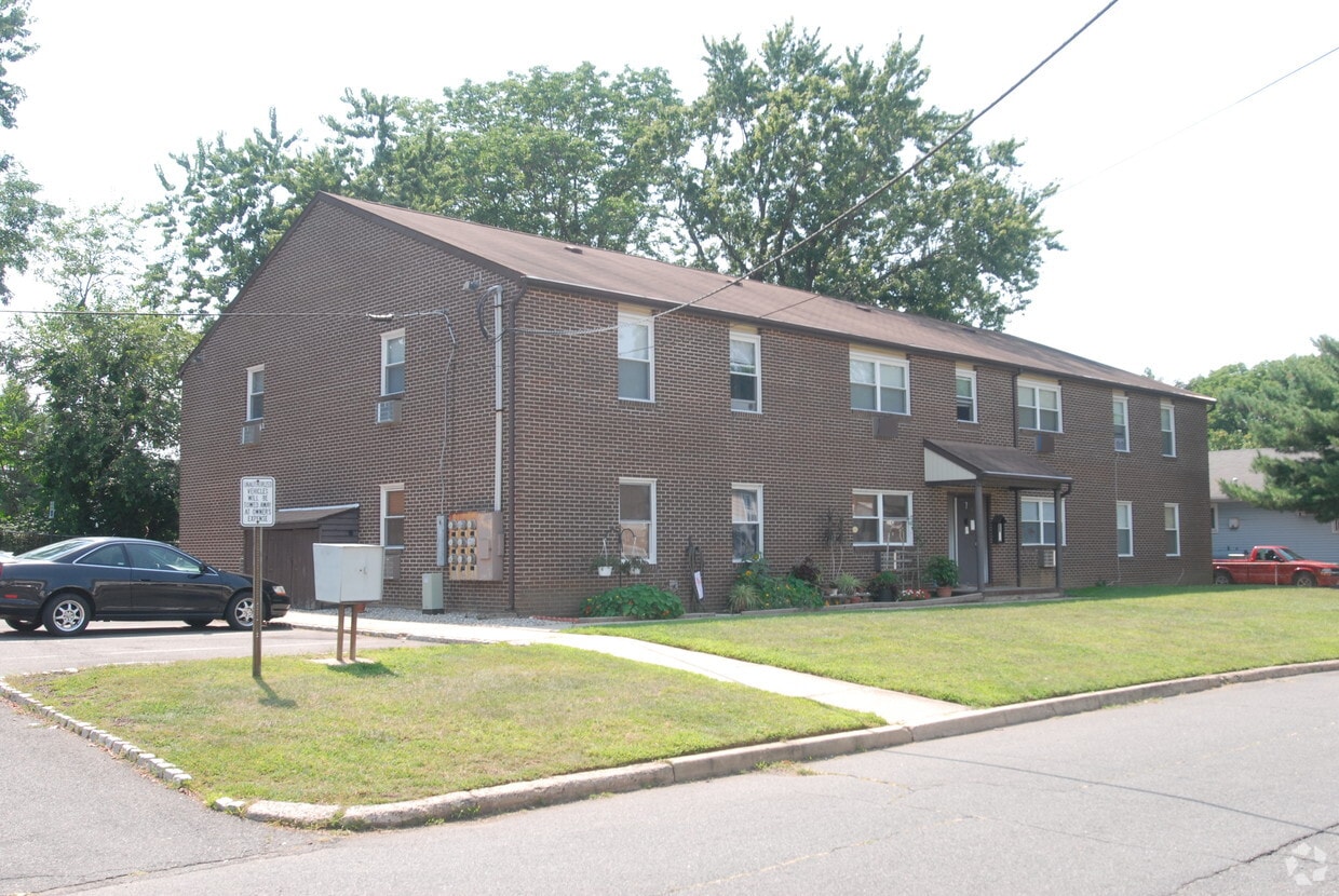 Cherry Court Apartments in Jamesburg, NJ