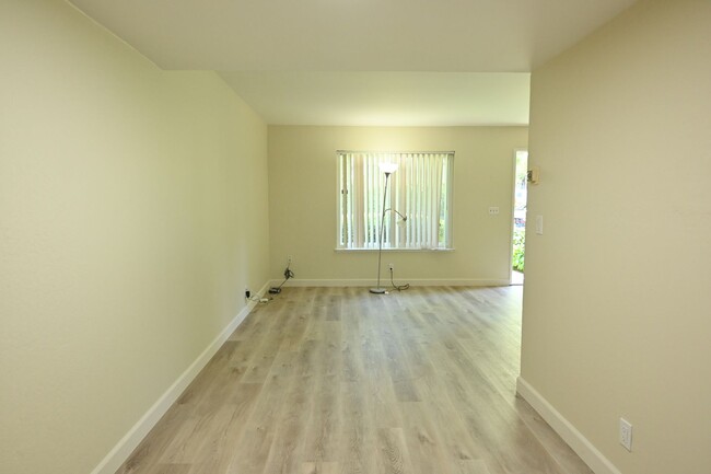 Building Photo - 215 Chantilley Ln